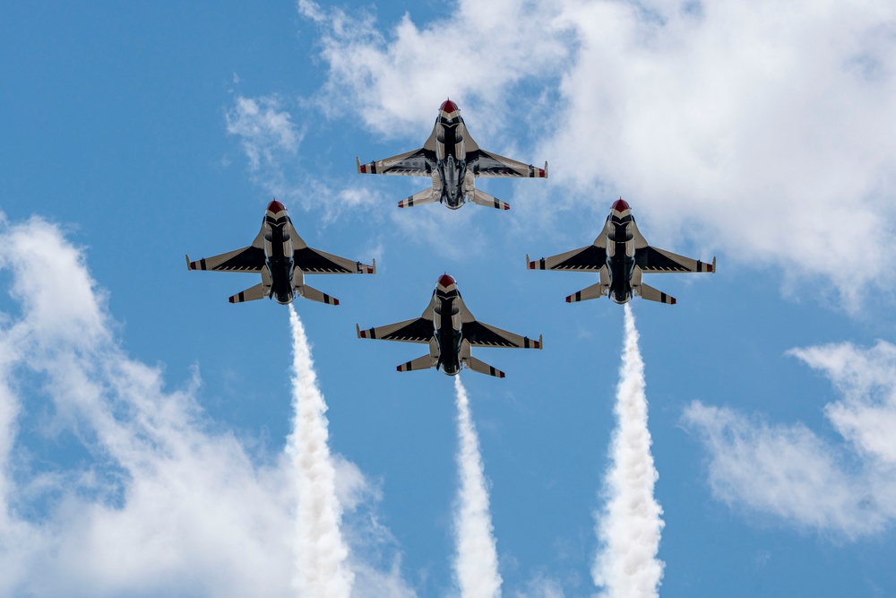 Thunderbirds perform at Lake Charles