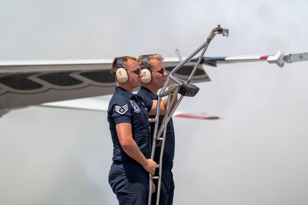 Thunderbirds perform at Lake Charles