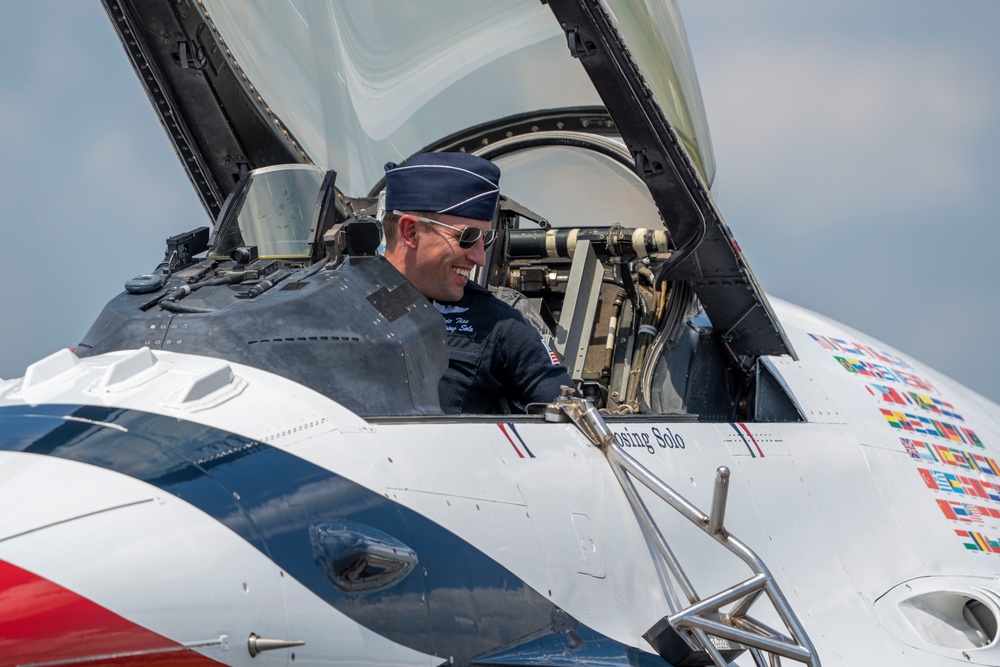 Thunderbirds perform at Lake Charles