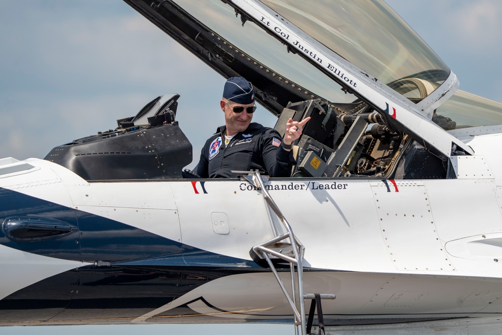 Thunderbirds perform at Lake Charles