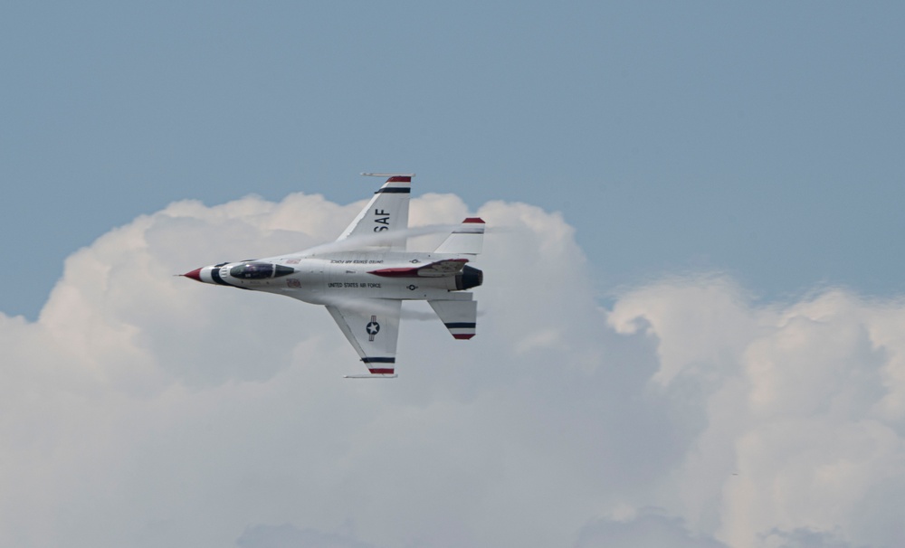 Thunderbirds perform at Lake Charles