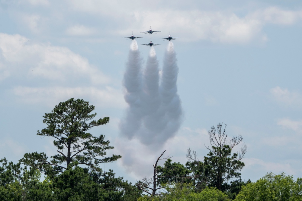 Thunderbirds perform at Lake Charles