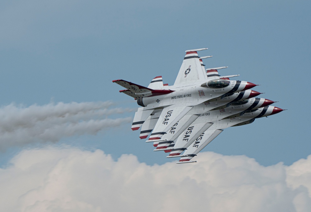 Thunderbirds perform at Lake Charles