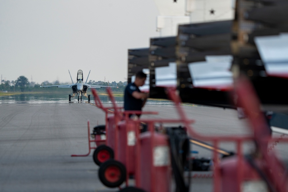 Thunderbirds perform at Lake Charles