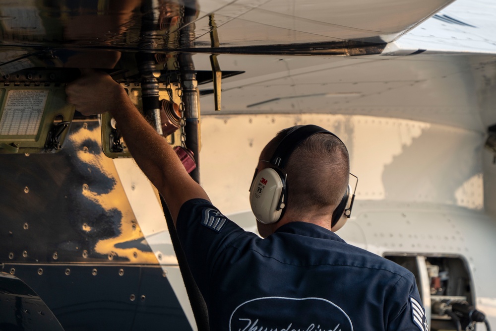 Thunderbirds perform at Lake Charles