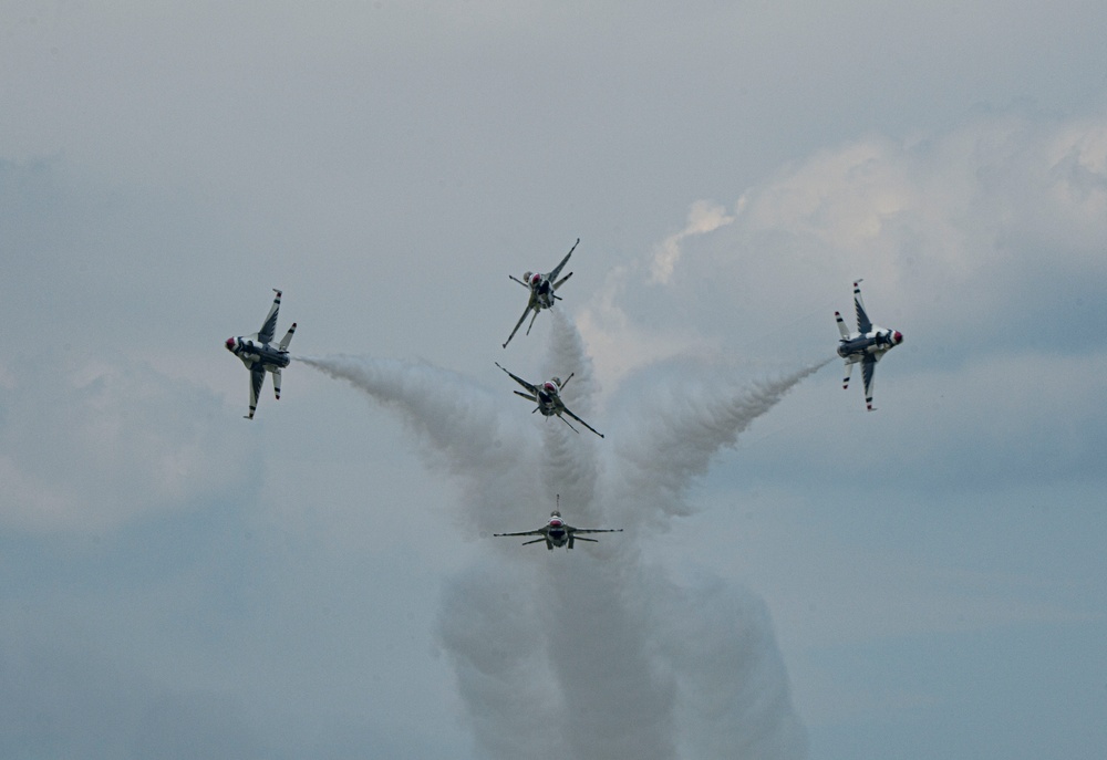 Thunderbirds perform at Lake Charles