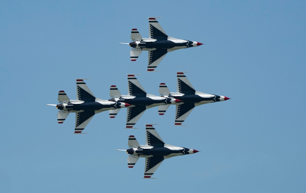 Thunderbirds perform at Lake Charles