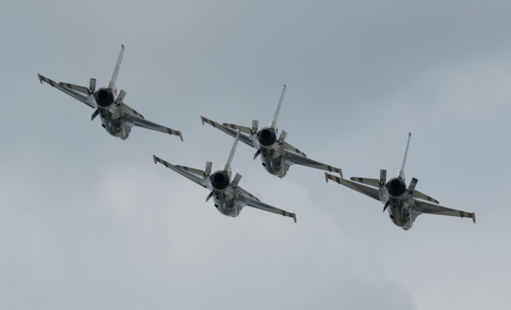 Thunderbirds perform at Lake Charles