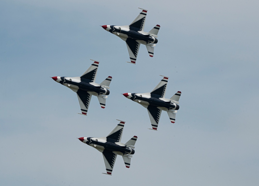 Thunderbirds perform at Lake Charles