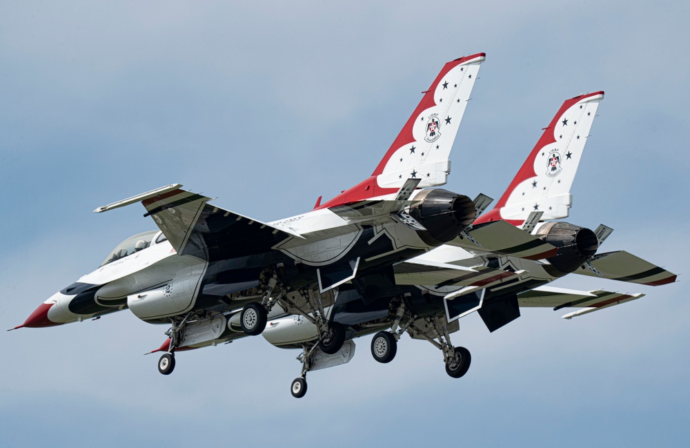 Thunderbirds perform at Lake Charles