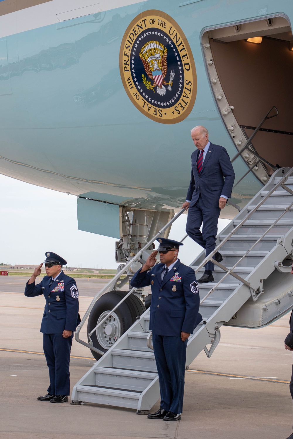DVIDS - Images - POTUS Arrival at Peterson Space Force Base [Image 3 of 23]