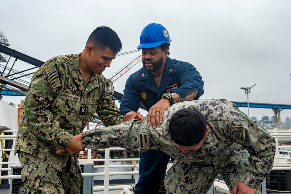 DVIDS - Images - USS Essex Sailors Conduct SRF-Bravo Training