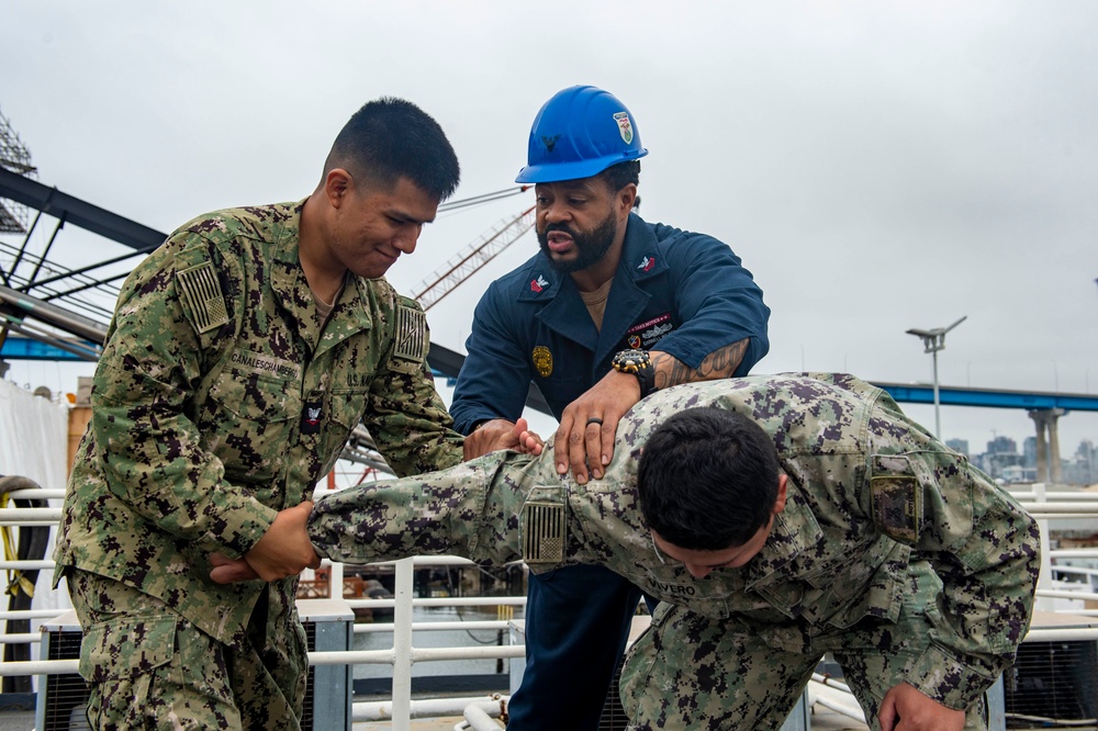USS Essex Sailors Conduct SRF-Bravo Training