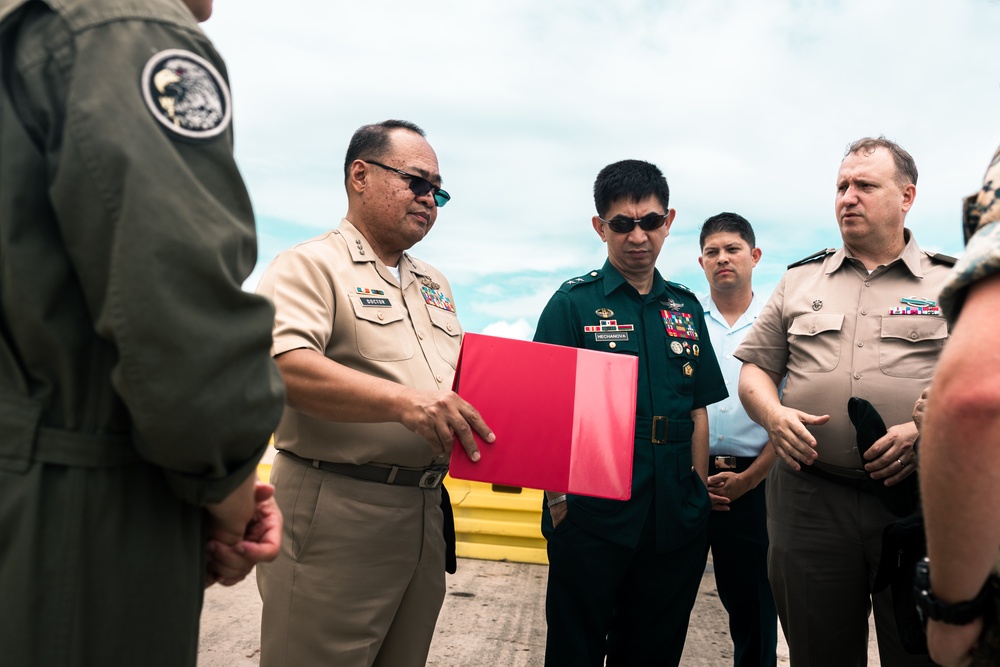 Armed Forces of the Philippines visits VMU-3