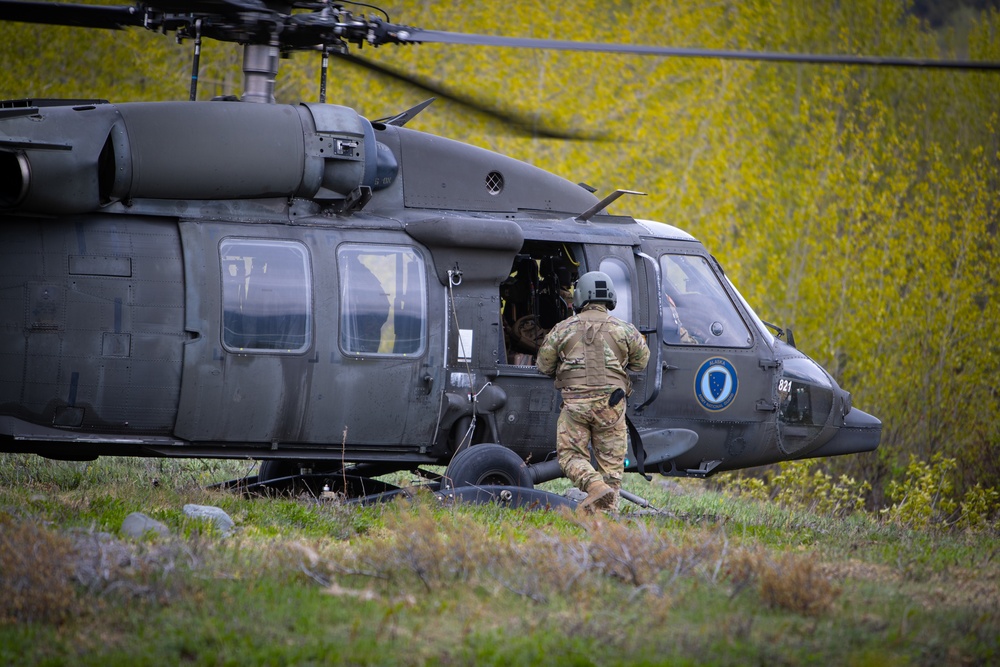 Alaska Army Aviation Conducts Training Near Colony Glacier