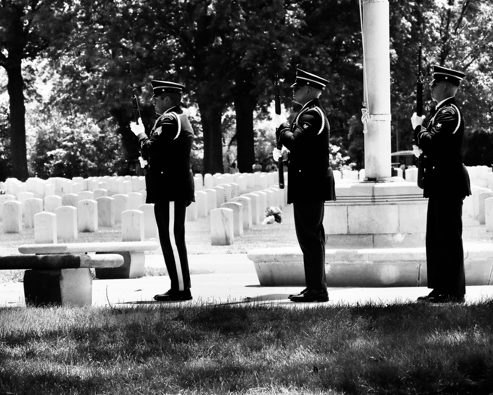 ILLINOIS NATIONAL GUARD SUPPORTS FUNERAL AND HONORS FOR WORLD WAR II TECHNICAL SERGEANT HAROLD KRETZER