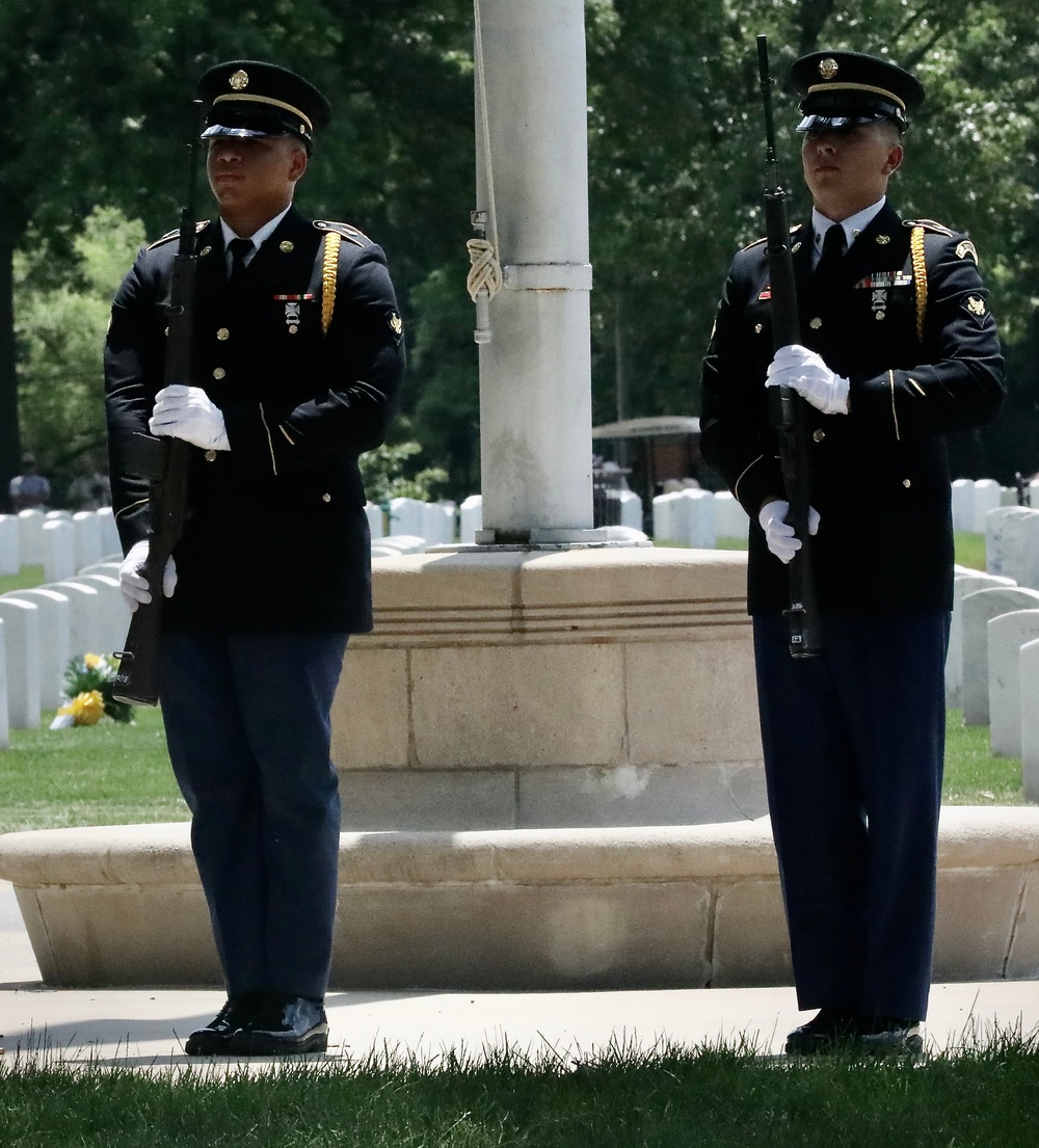 ILLINOIS NATIONAL GUARD SUPPORTS FUNERAL AND HONORS FOR WORLD WAR II TECHNICAL SERGEANT HAROLD KRETZER