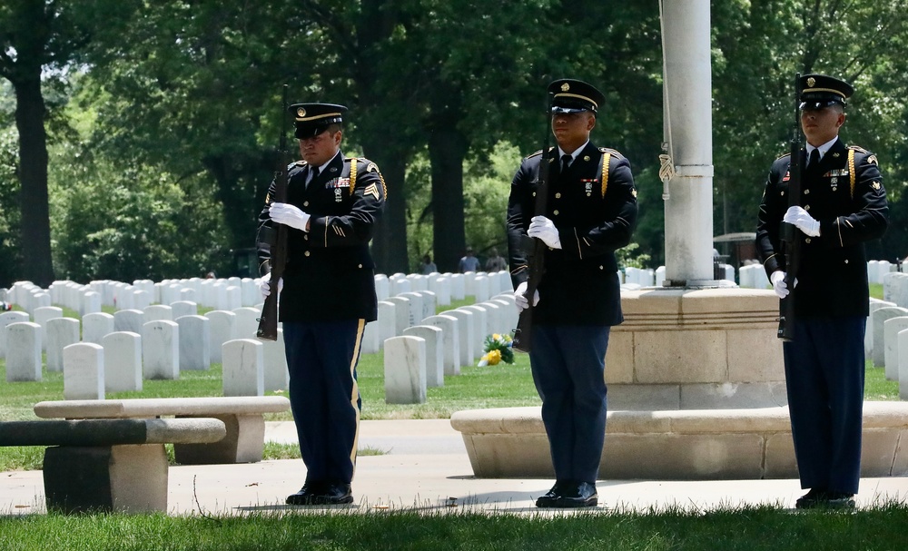 ILLINOIS NATIONAL GUARD SUPPORTS FUNERAL AND HONORS FOR WORLD WAR II TECHNICAL SERGEANT HAROLD KRETZER