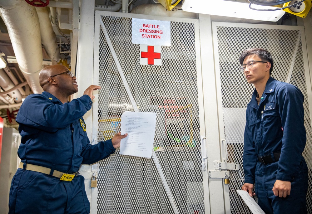 USS Robert Smalls (CG 62) HMCS Conducts First-Aid Training