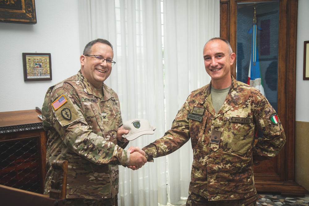 Brig. Gen. Davide Pilatti exchanging gifts with Col. Brian Wisniewski
