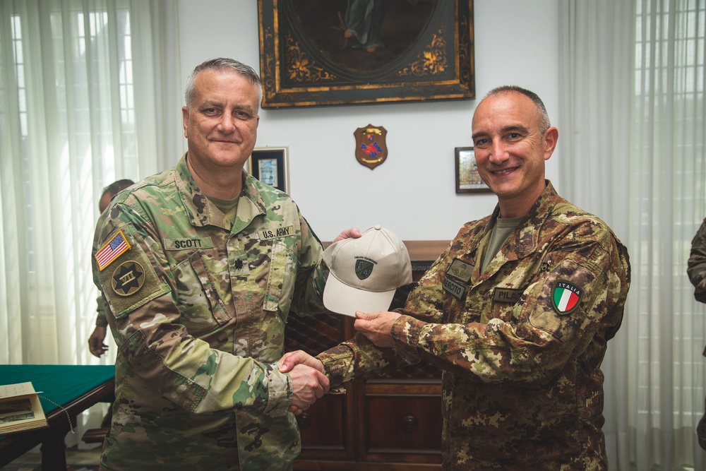 Brig. Gen. Davide Pilatti exchanging gifts with Lt. Col. Jason Scott