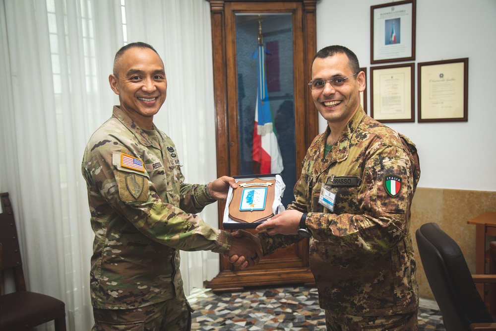 Ten. Col. Daniele Angelo Grasso exchanging gifts with Brig. Gen. Royce Resoso