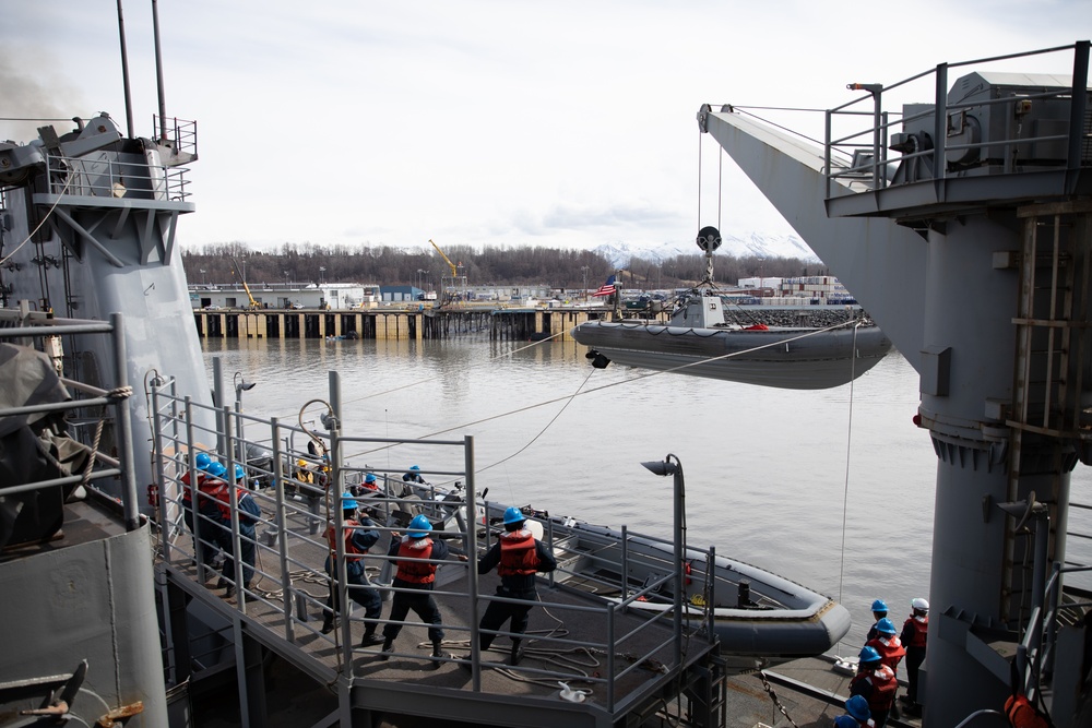 USS Harpers Ferry (LSD 49) sailors make preparations to get underway