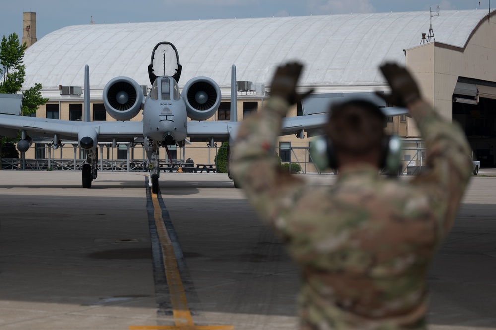 122nd Fighter Wing son marshals father for final flight