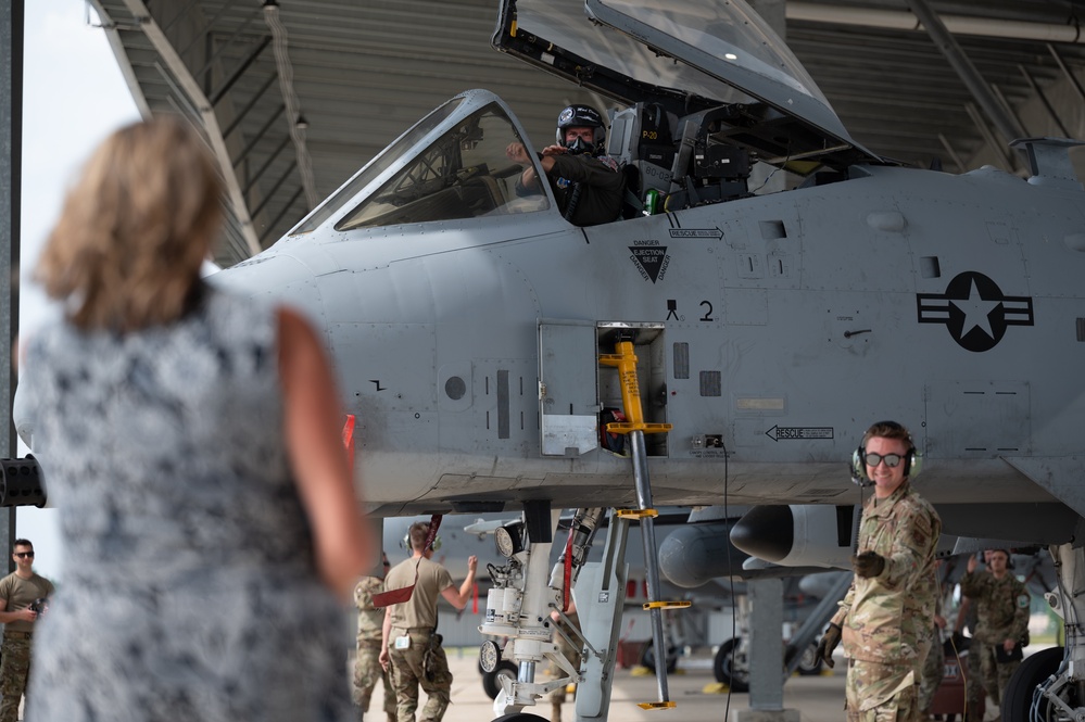 122nd Fighter Wing son marshals father for final flight