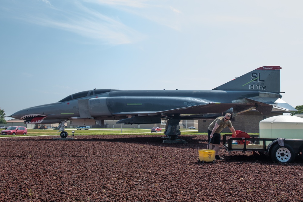 131st Maintenance Flight cleans Heritage Park