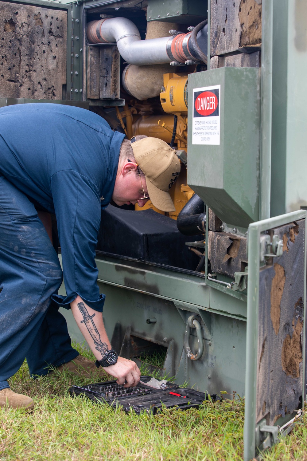 DVIDS Images ESL Sailors Help Repair Naval Base Guam's Laundromat