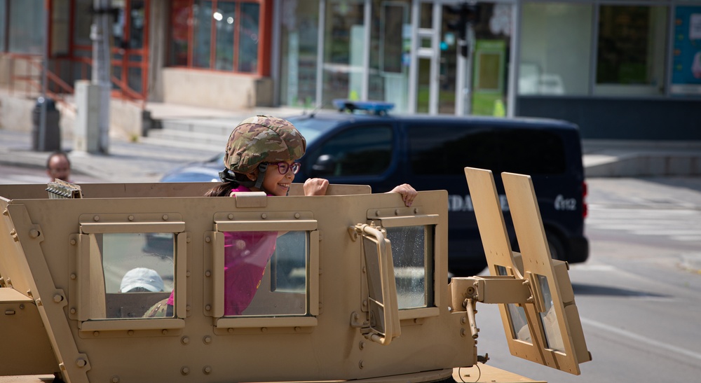 Soldiers set up public display for local Romanians