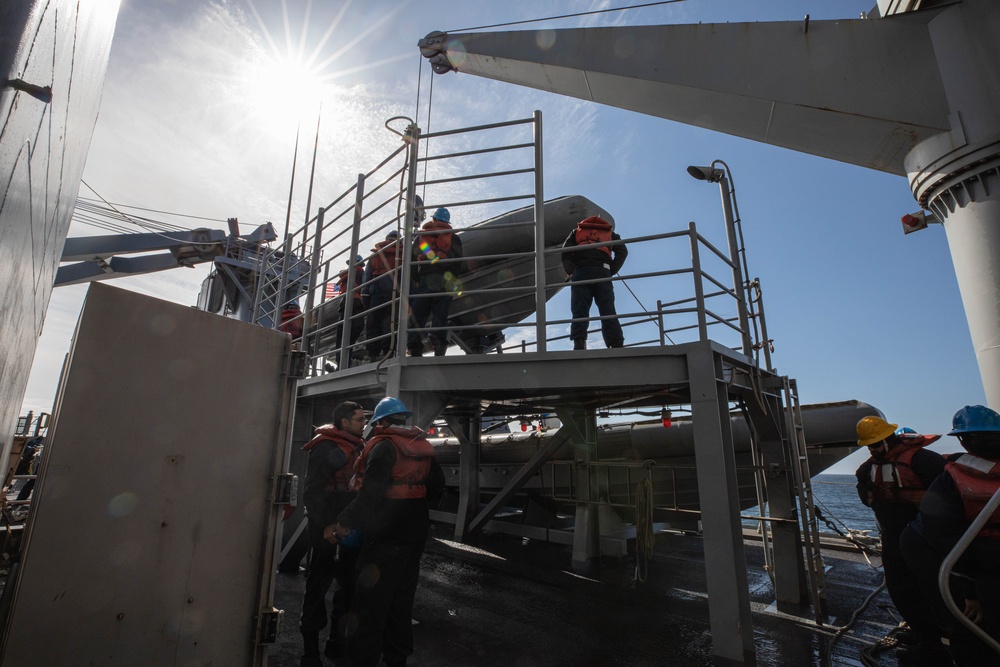 USS Harpers Ferry (LSD 49) sailors prepare to put rigid hull inflatable boat (RHIB) in Alaskan Gulf