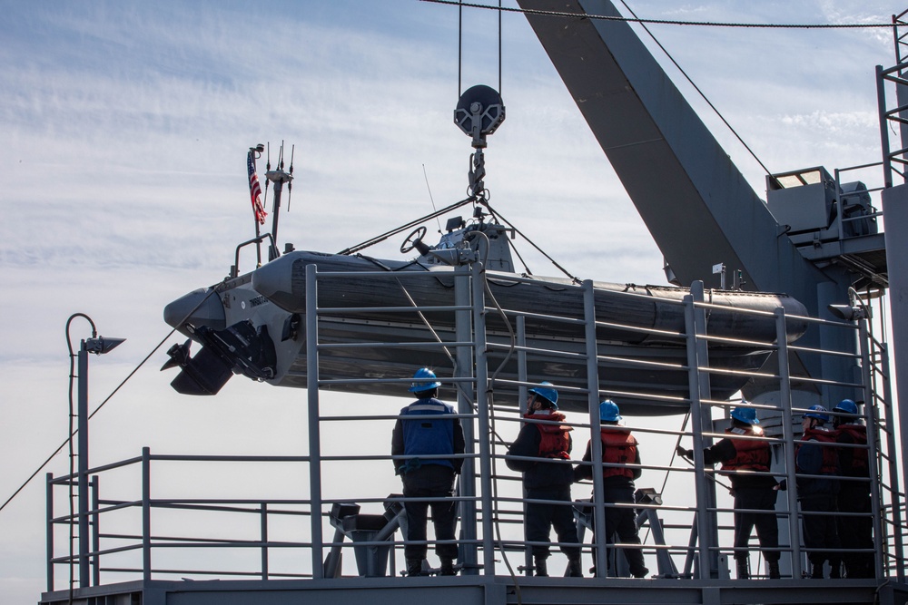 USS Harpers Ferry (LSD 49) sailors raise rigid hull inflatable boat (RHIB) from platform