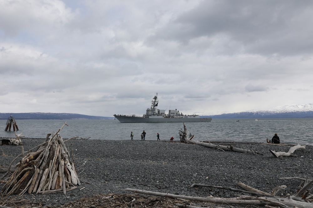 Arleigh Burke-class guided-missile destroyer USS Momsen (DDG 92) pulls into port at Homer, Alaska