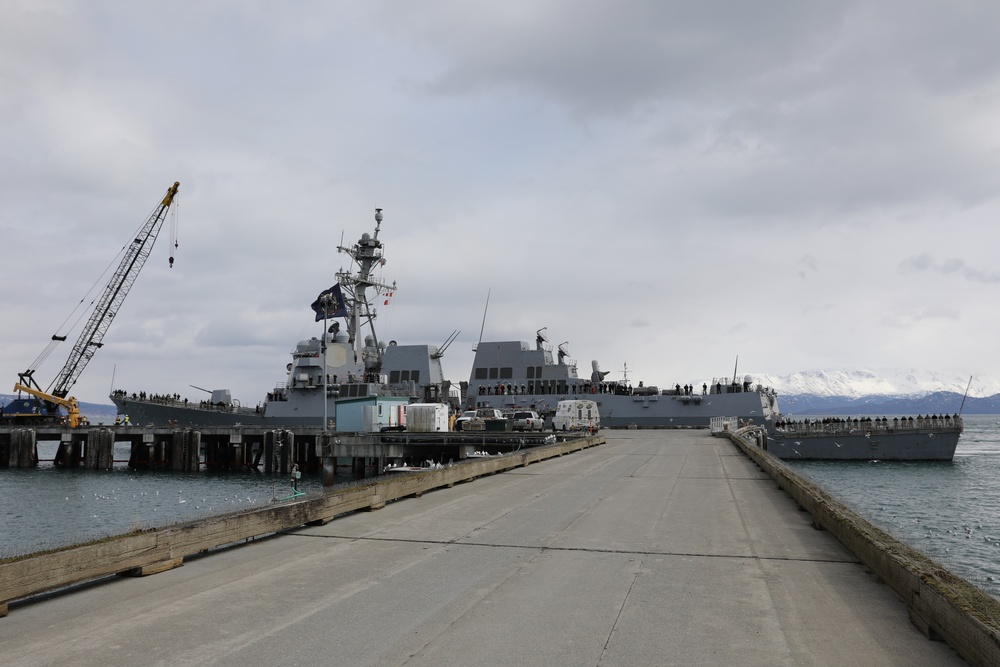 Arleigh Burke-class guided-missile destroyer USS Momsen (DDG 92) pulls into port at Homer, Alaska