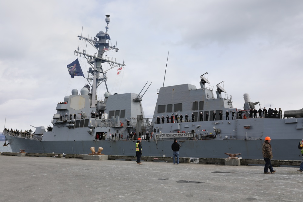 Arleigh Burke-class guided-missile destroyer USS Momsen (DDG 92) pulls into port at Homer, Alaska