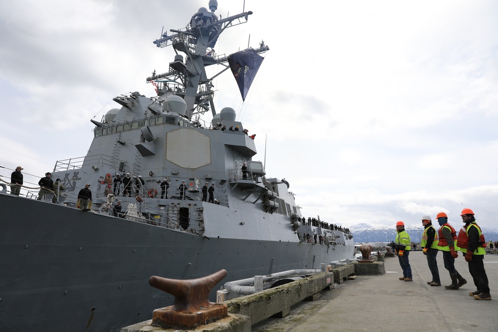 Arleigh Burke-class guided-missile destroyer USS Momsen (DDG 92) pulls into port at Homer, Alaska