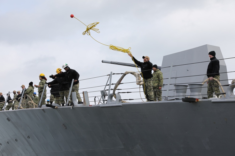 Arleigh Burke-class guided-missile destroyer USS Momsen (DDG 92) pulls into port at Homer, Alaska