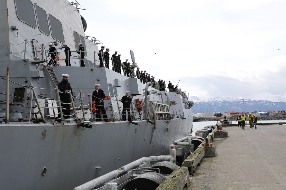 Arleigh Burke-class guided-missile destroyer USS Momsen (DDG 92) pulls into port at Homer, Alaska