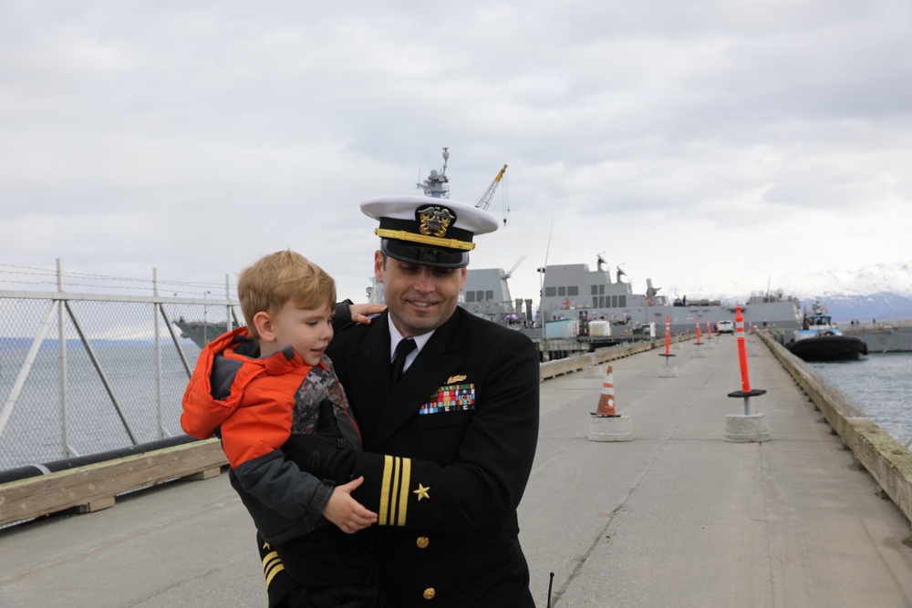 Arleigh Burke-class guided-missile destroyer USS Momsen (DDG 92) pulls into port at Homer, Alaska