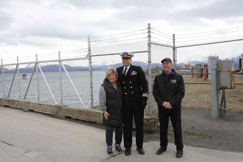 Arleigh Burke-class guided-missile destroyer USS Momsen (DDG 92) pulls into port at Homer, Alaska