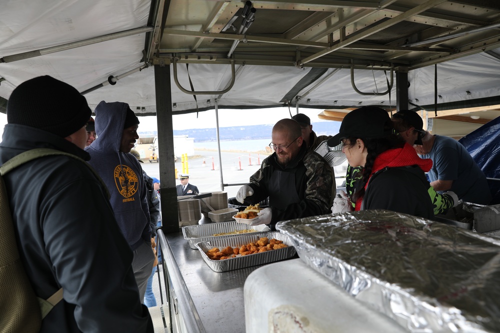 Arleigh Burke-class guided-missile destroyer USS Momsen (DDG 92) pulls into port at Homer, Alaska