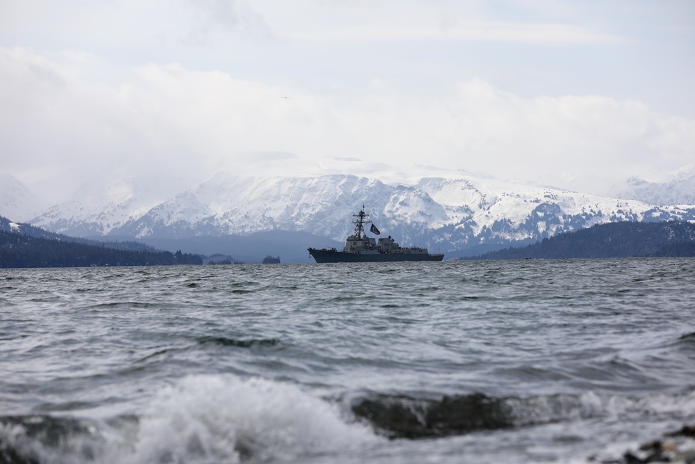 Arleigh Burke-class guided-missile destroyer USS Momsen (DDG 92) pulls into port at Homer, Alaska