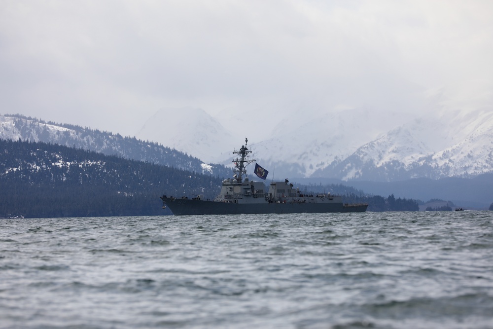 Arleigh Burke-class guided-missile destroyer USS Momsen (DDG 92) pulls into port at Homer, Alaska