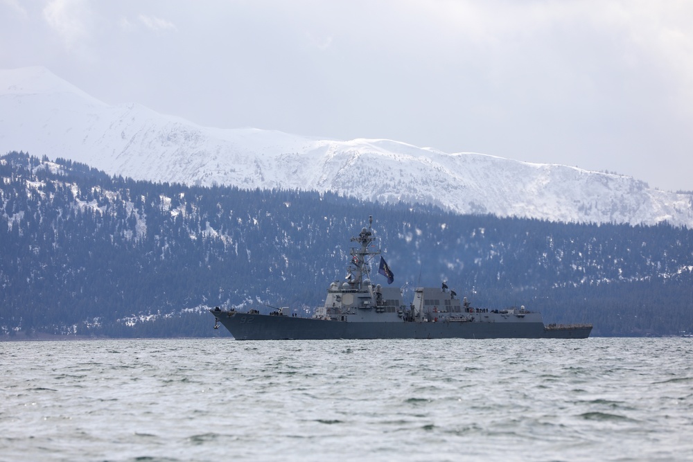 Arleigh Burke-class guided-missile destroyer USS Momsen (DDG 92) pulls into port at Homer, Alaska