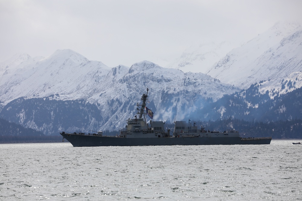 Arleigh Burke-class guided-missile destroyer USS Momsen (DDG 92) pulls into port at Homer, Alaska