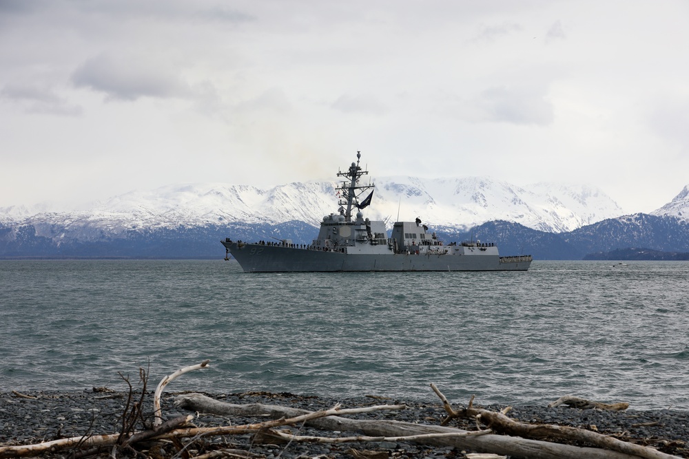 Arleigh Burke-class guided-missile destroyer USS Momsen (DDG 92) pulls into port at Homer, Alaska