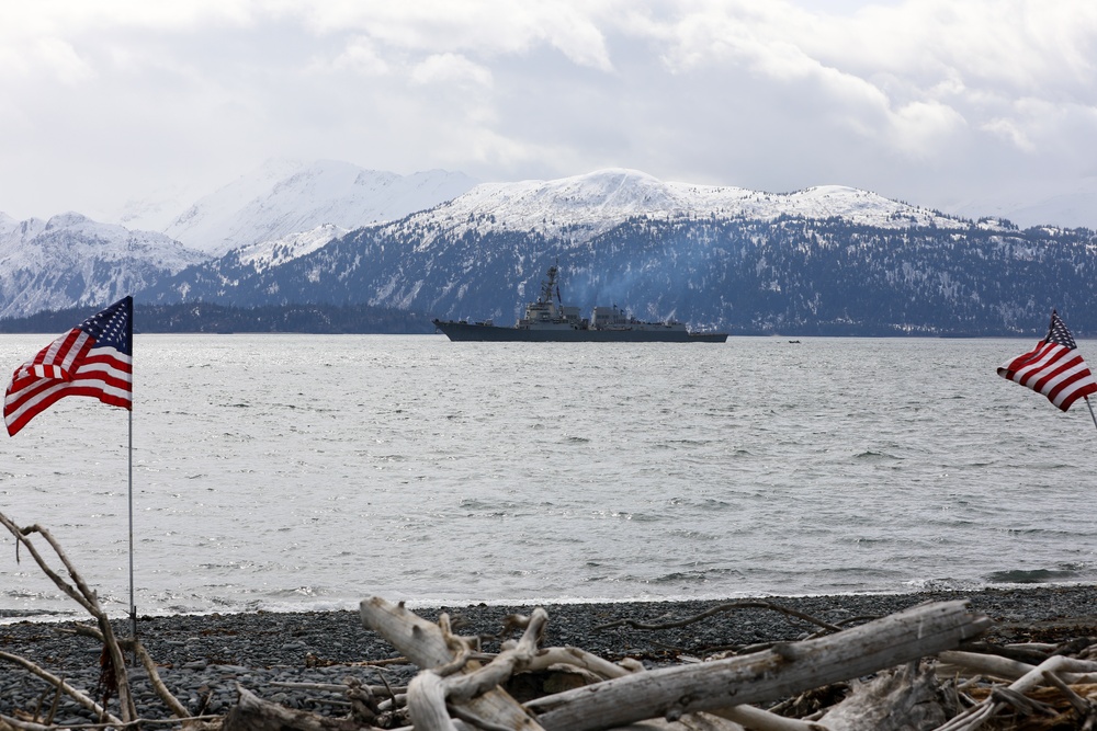 Arleigh Burke-class guided-missile destroyer USS Momsen (DDG 92) pulls into port at Homer, Alaska