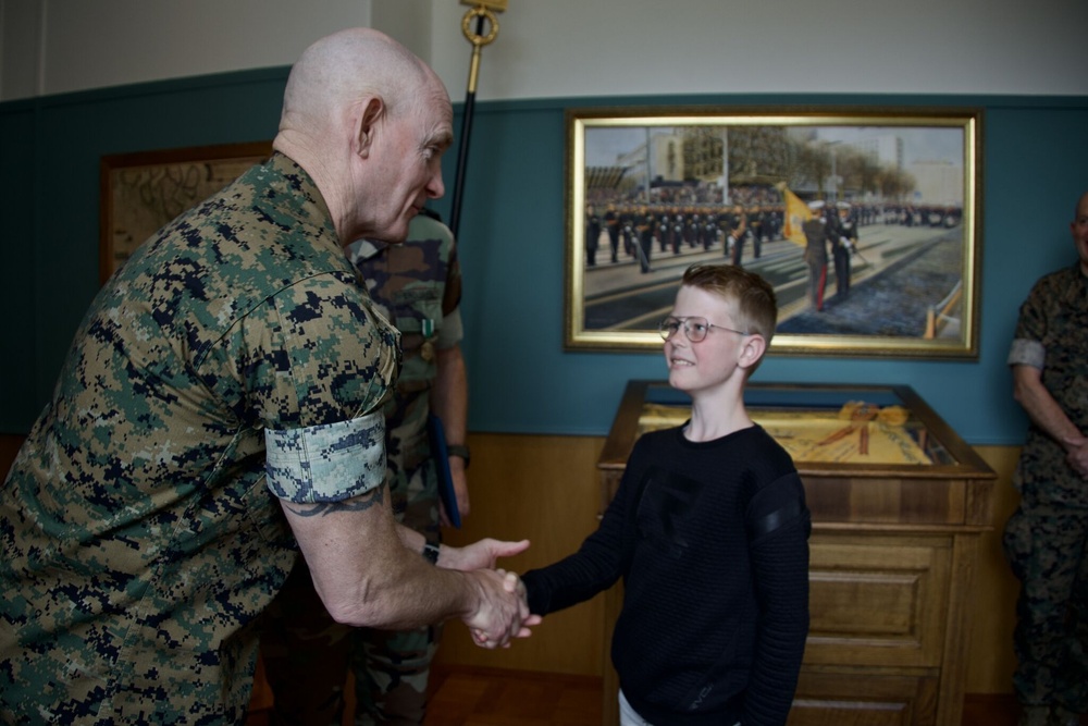 The Commandant and Sergeant Major of the Marine Corps award Dutch Exchange Officer